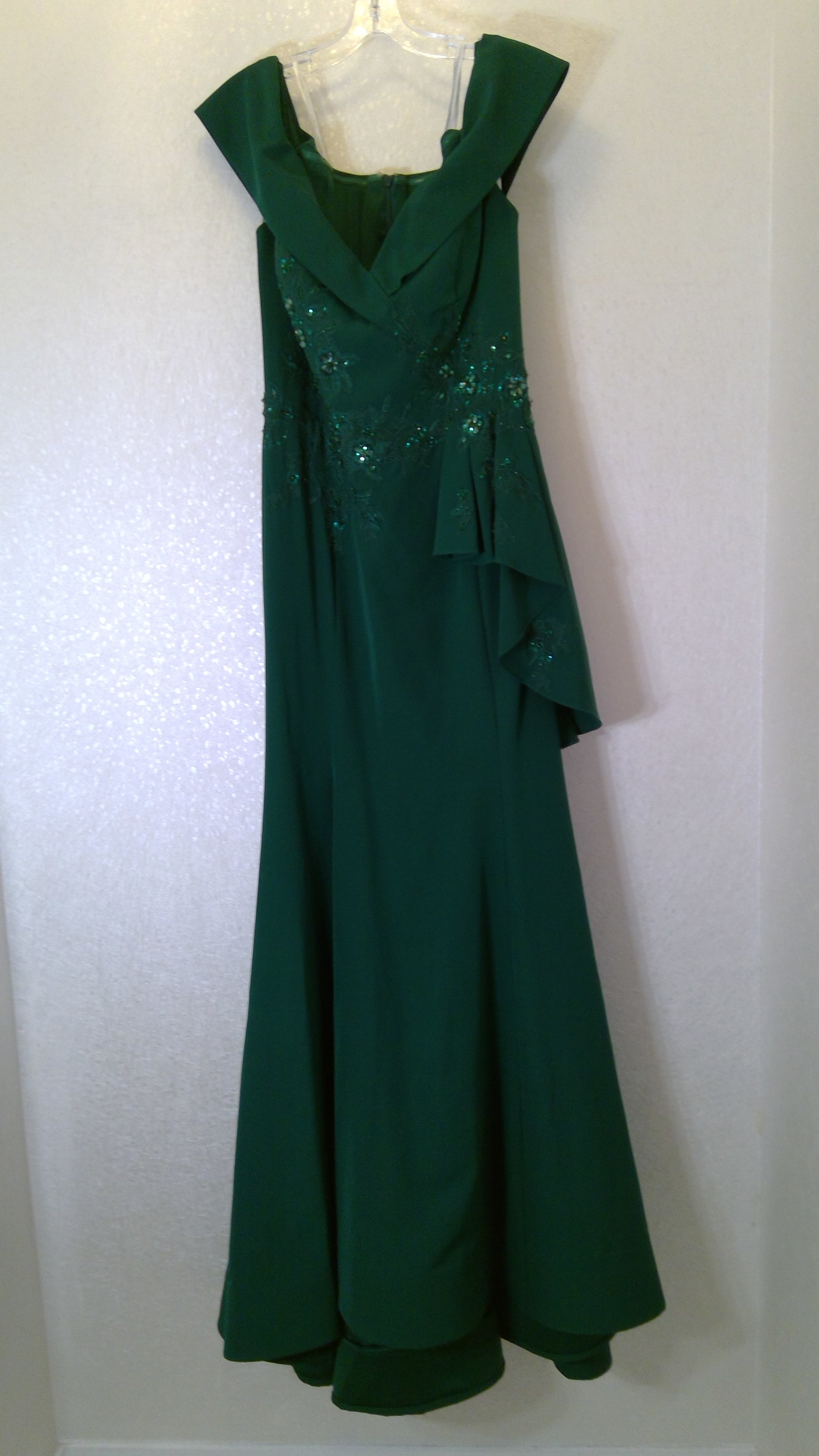 Green sleeveless dress for evening party