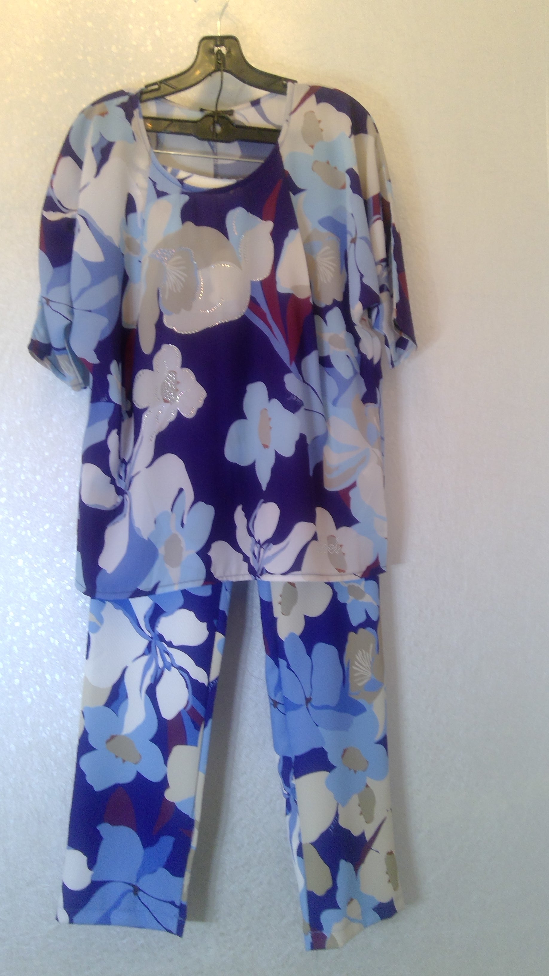 Floral-patterned leggings with a purple and blue color scheme women's suit