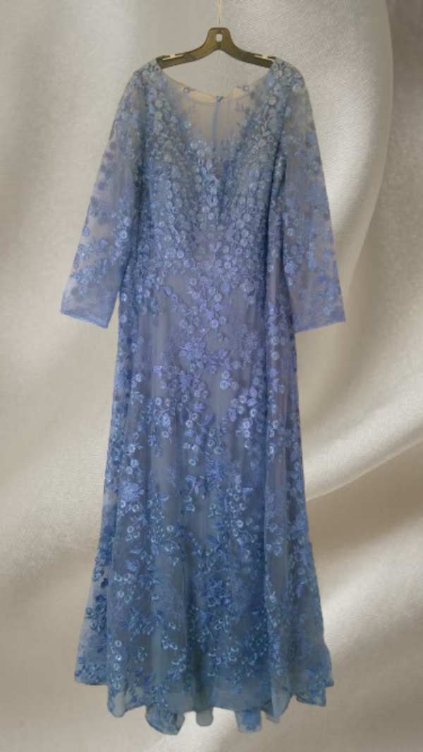 Blue lace evening dress for any occasion